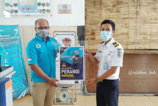 BNN Kabupaten Lumajang Lakukan Pemasangan Branding P4GN di Stasiun Klakah