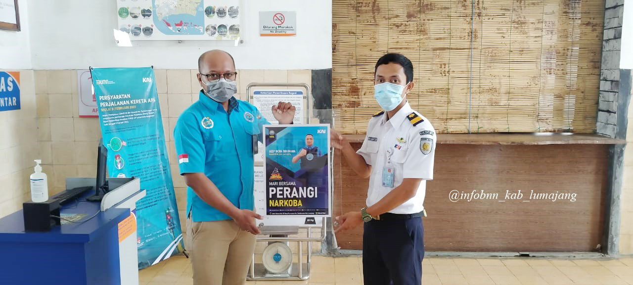 BNN Kabupaten Lumajang Lakukan Pemasangan Branding P4GN di Stasiun Klakah BNN Kabupaten Lumajang Lakukan Pemasangan Branding P4GN di Stasiun Klakah
