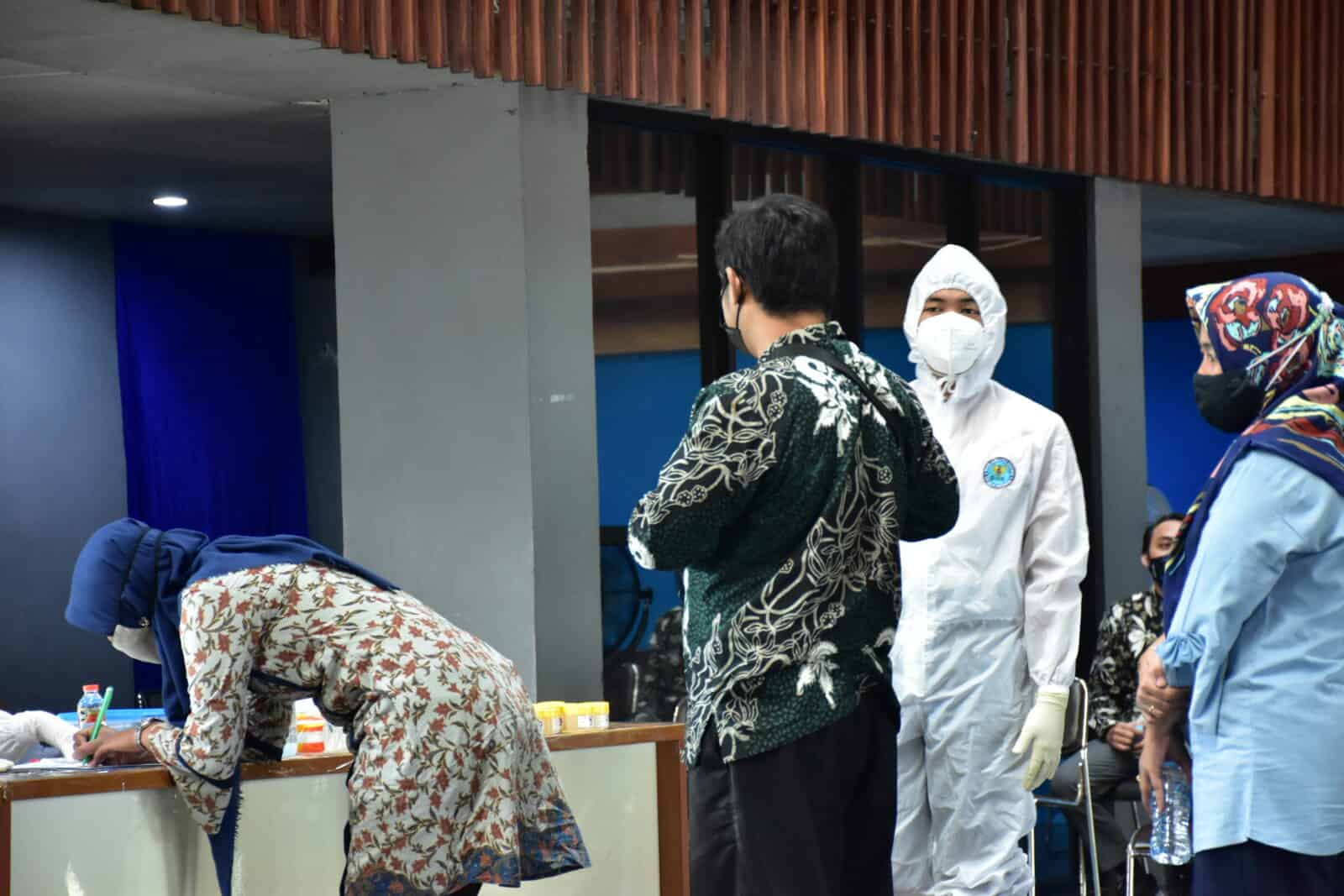 PELAKSANAAN TES URINE DOSEN DAN KARYAWAN POLITEKNIK NEGERI BANYUWANGI PELAKSANAAN TES URINE DOSEN DAN KARYAWAN POLITEKNIK NEGERI BANYUWANGI