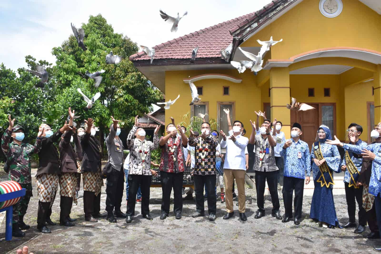PERESMIAN KAMPUNG KARAMBA SEBAGAI KAMPUNG TANGGUH BERSINAR BERJALAN MERIAH