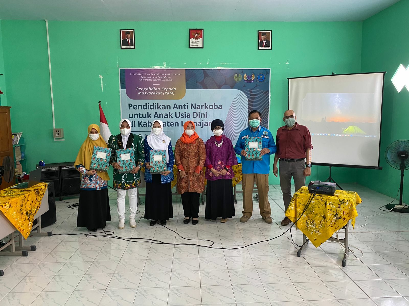 LAUNCHING DAN WORKSHOP KURIKULUM ANTI NARKOBA UNTUK ANAK USIA DINI OLEH UNIVERSITAS NEGERI SURABAYA DAN BADAN NARKOTIKA NASIONAL KABUPATEN LUMAJANG DI YAYASAN AL-IKHLAS KABUPATEN LUMAJANG LAUNCHING DAN WORKSHOP KURIKULUM ANTI NARKOBA UNTUK ANAK USIA DINI OLEH UNIVERSITAS NEGERI SURABAYA DAN BADAN NARKOTIKA NASIONAL KABUPATEN LUMAJANG DI YAYASAN AL-IKHLAS KABUPATEN LUMAJANG